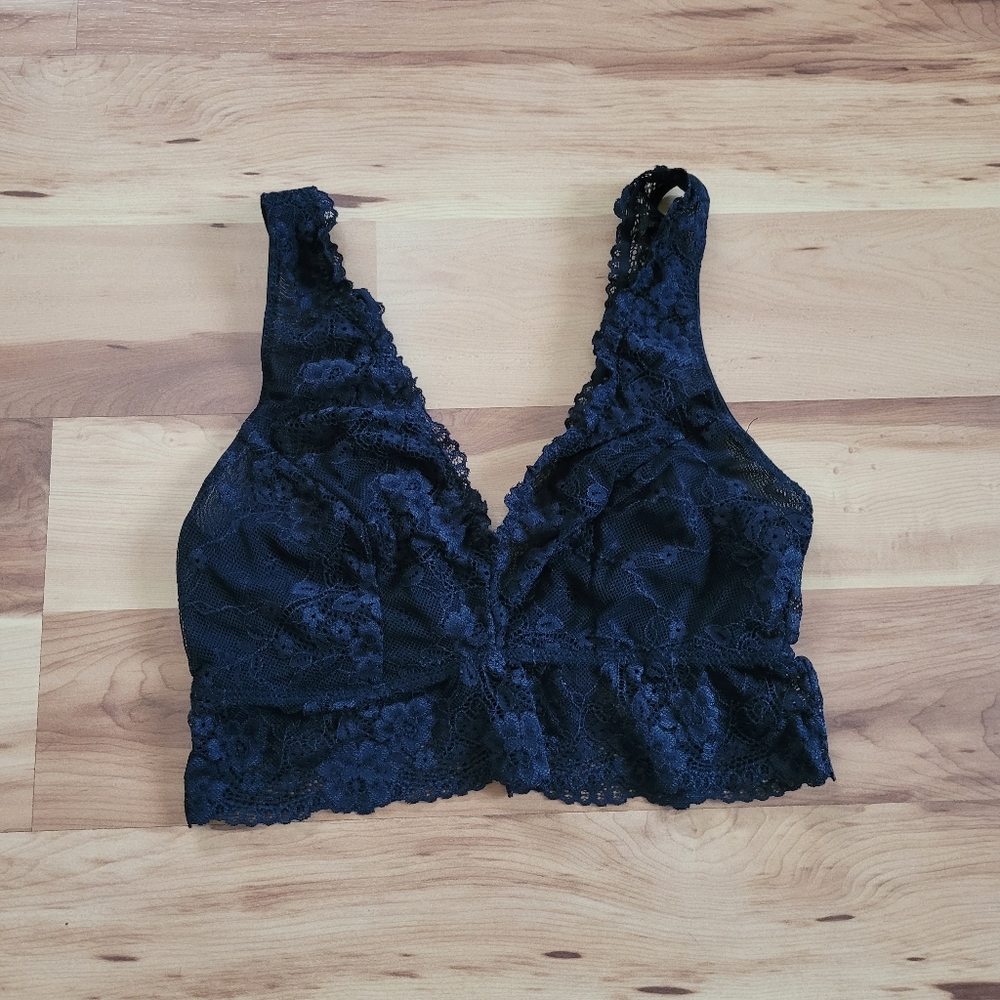 Black Lace Bralette in size 6 (Medium)